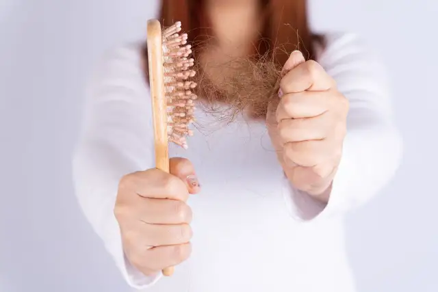 Wypadanie włosów? Znamy przyczyny i skuteczne rozwiązania!