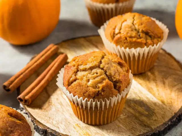 Sekret idealnych babeczek dyniowych: Puree z pieczonej dyni!