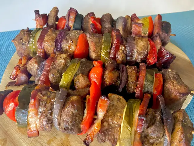 Jak zrobić soczyste szaszłyki z piekarnika, które zachwycą smakiem