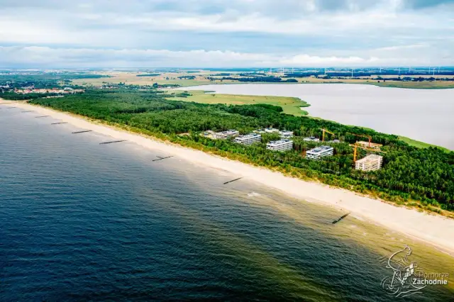 Jezioro Resko Przymorskie: Raj dla miłośników natury i sportów wodnych