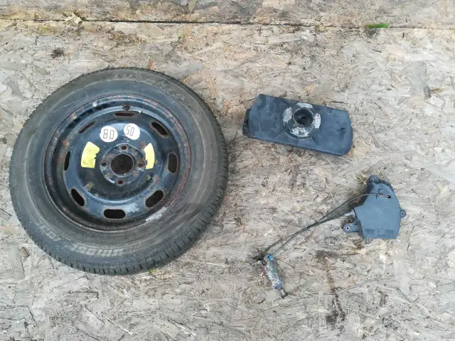 Koło zapasowe Peugeot 307 SW, mechanizm podnośnika i osłona. Dowiedz się, jak wyjąć koło zapasowe.