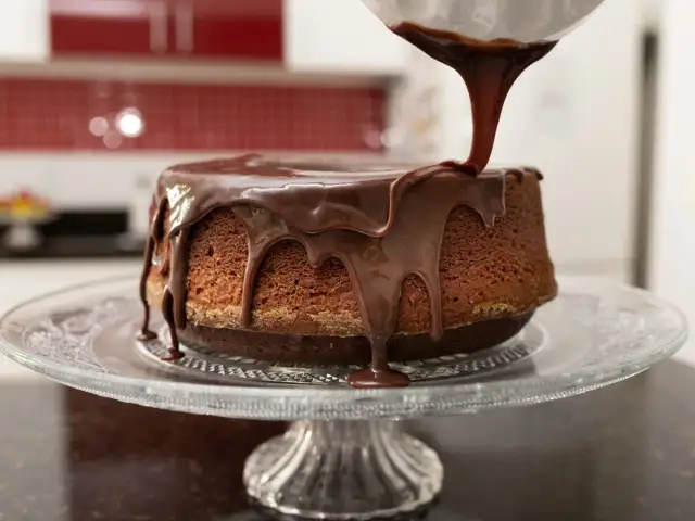 Jak uratować za rzadka polewa czekoladowa? Wylewana na tort, tworzy apetyczne sople.