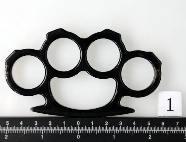 Czy na kastet trzeba mieć pozwolenie? Sprawdź, co grozi za brak zezwolenia