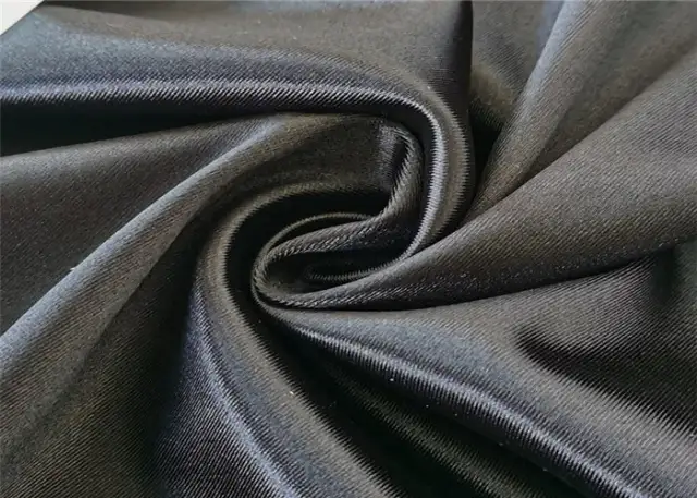 Czy poliester się rozciąga? Odkryj prawdę o jego elastyczności