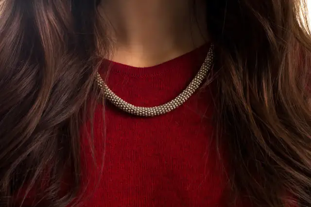 Sekrety biżuterii: Dekolt V i łódka jak dobrać idealnie?