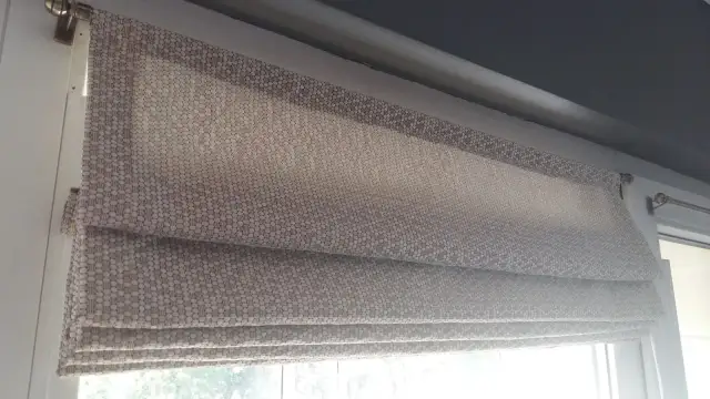 Jak zrobić roletę rzymską na karnisz? Prosty poradnik DIY