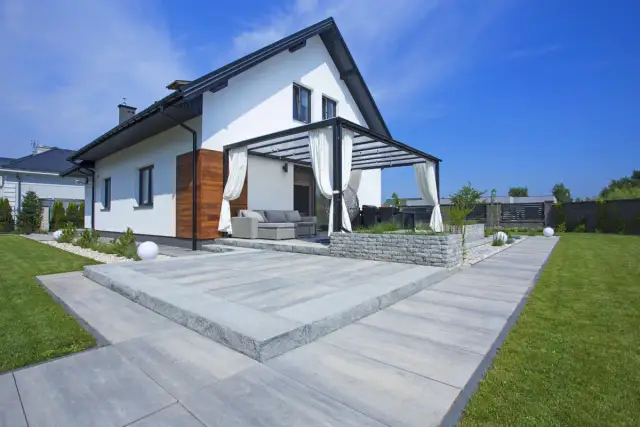 Jaki beton na zewnątrz - wybierz najlepszy materiał na taras i schody