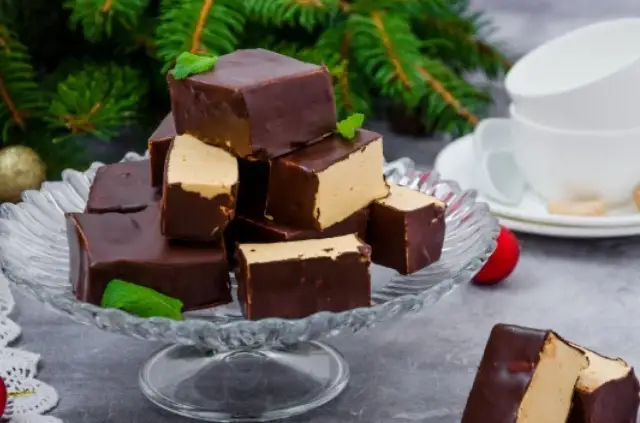 Czekoladowe kostki z kremowym nadzieniem, idealne na święta. Czy ptasie mleczko jest wegetariańskie? Te wyglądają pysznie!