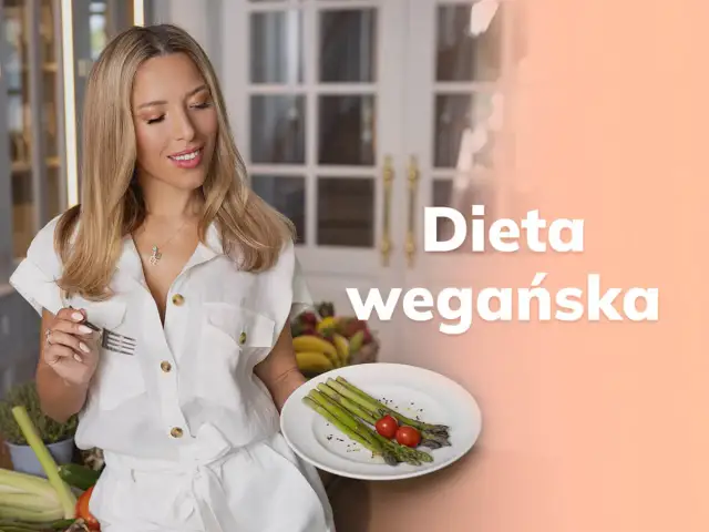 Kobieta z widelcem i talerzem szparagów zastanawia się, czy dieta wegańska jest zdrowa.