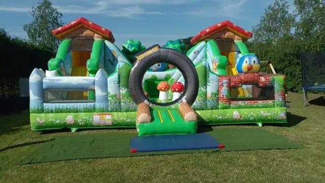 Ile kosztuje wynajem dmuchanca? Sprawdź ceny i ukryte koszty