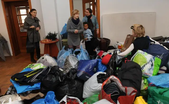 Czy można oddać ubrania do domu samotnej matki? Sprawdź, jak pomóc potrzebującym