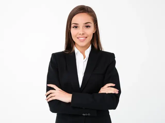 Uśmiechnięta kobieta w czarnej marynarce i białej bluzce, idealna stylizacja na zdjęcie do dowodu.