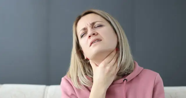 Czy alkohol pomaga na ból gardła? Dlaczego lepiej go unikać