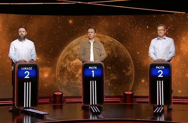 Trzech mężczyzn, Łukasz i dwaj Piotrowie, stoi przy swoich podium. Jeden z dziesięciu, kiedy finał.