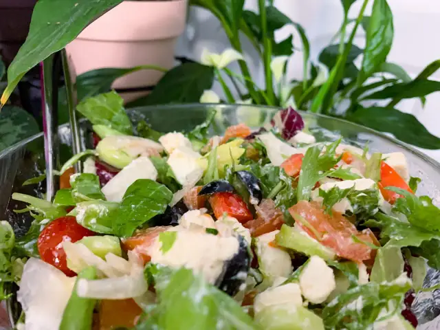 Jak zrobić sałatkę z serem feta, która zachwyci Twoich gości?