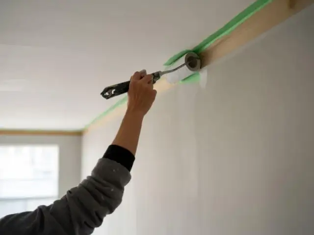 Perfekcyjna linia ściana-sufit: Jak odciąć kolory bez błędów?