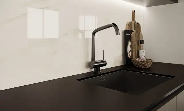 Jakie płytki do białej kuchni z czarnym blatem - idealne połączenia