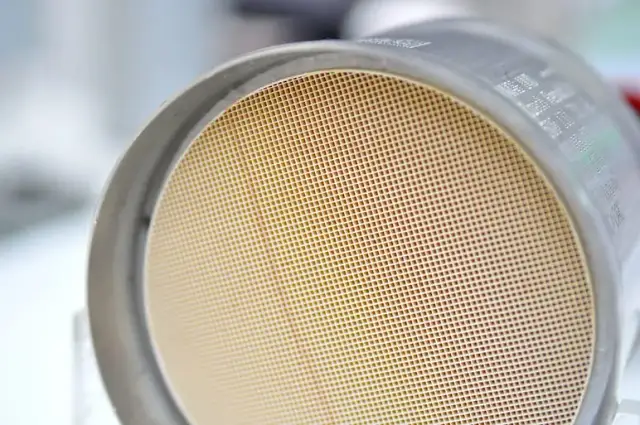 Zapchany katalizator benzyna objawy - jak je rozpoznać i uniknąć problemów