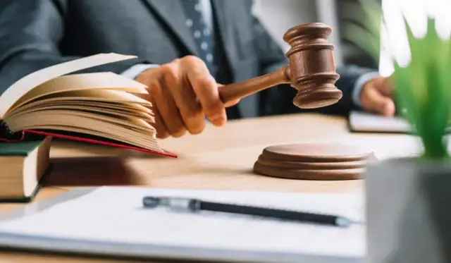 Wyrok zaoczny: Konsekwencje, obrona i jak wstrzymać komornika