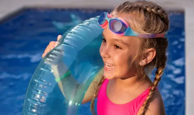 Jak nauczyć dziecko pływać? Poradnik krok po kroku dla rodziców