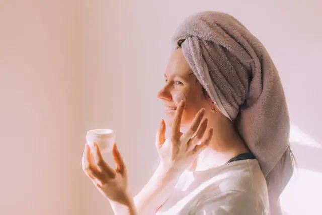 Alabastrowa cera: Pielęgnacja, makijaż i sekrety idealnej gładkości