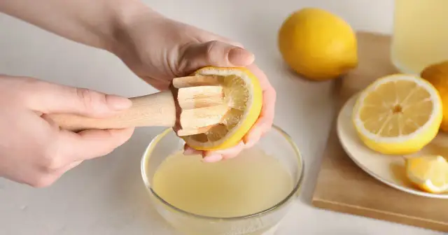 Ręce wyciskają cytrynę, by uzyskać świeży sok. Poznaj cytryna właściwości i ciesz się zdrowiem!