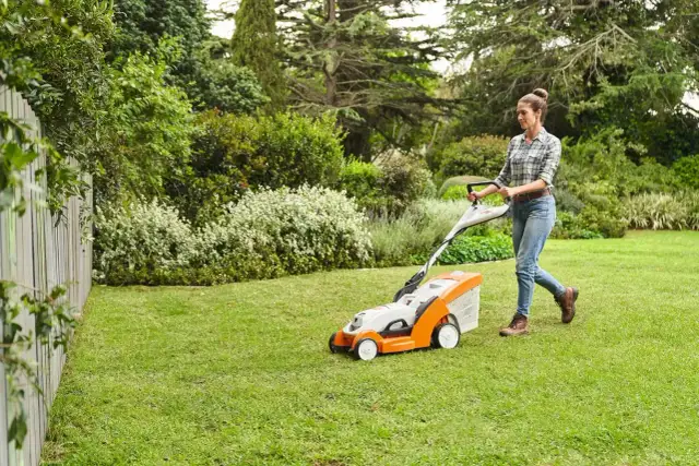 Mokra trawa kosiarką elektryczną? Poznaj ryzyko i skutki!