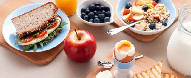 Déjeuner léger : les clés d'une énergie durable et sans faim