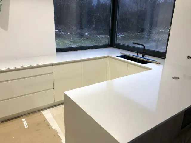 Konglomerat kwarcowy Łódź - trwałe blaty kuchenne i łazienkowe