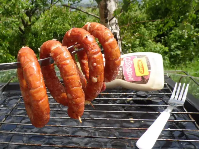 Jak przygotować idealną kiełbasę z serem na grilla - przepisy i porady