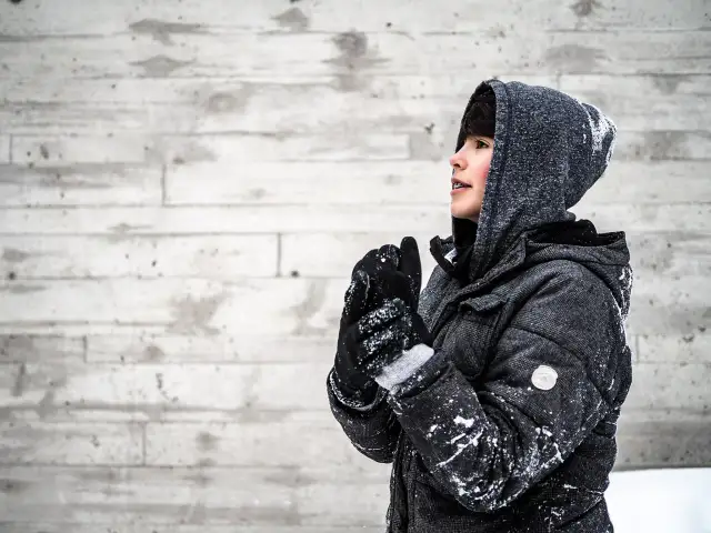 Za duża kurtka? Zmniejsz ją! Domowe metody i krawiec