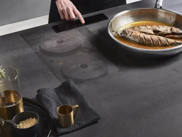 Jak naturalnie zintegrować płytę indukcyjną w blacie kamiennym