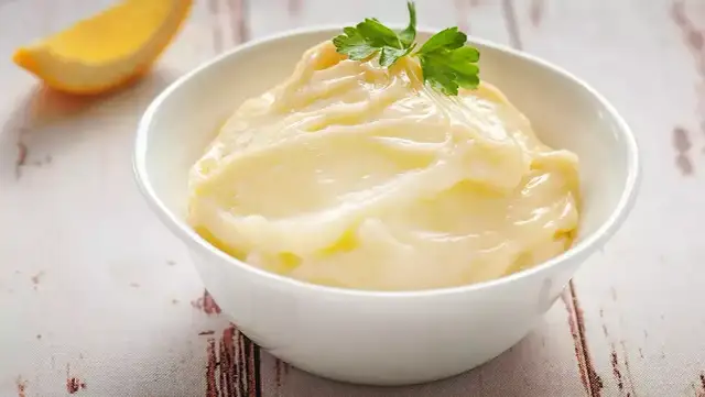 Wegański majonez: Co zastępuje jajka? Przepisy i wybór ze sklepu