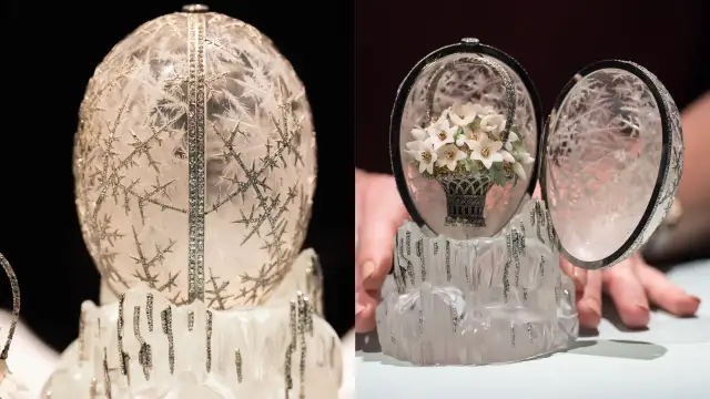 Otwarty jajko Faberge z bukietem kwiatów w koszyku, ozdobione kryształami i diamentami, na lodowym postumencie.