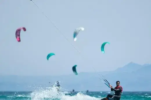 Trapez kitesurfingowy: Jak wybrać idealny dla komfortu i postępów?