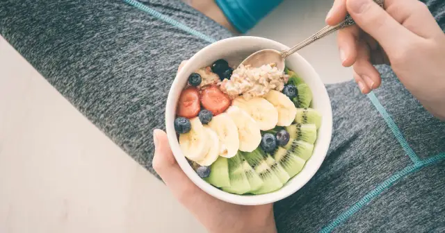 Co jeść po treningu wieczorem, aby przyspieszyć regenerację mięśni