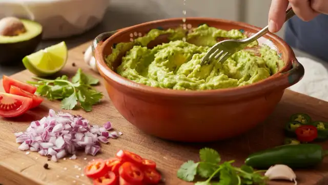Guacamole: Co to? Przepis krok po kroku, triki i z czym jeść!