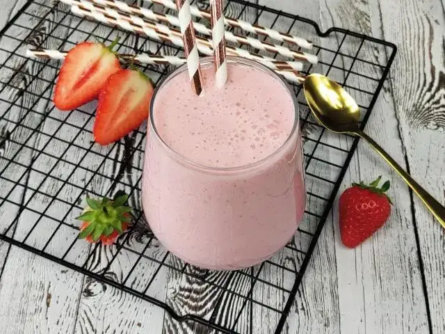 Prosty przepis na koktajl truskawkowy z jogurtem, który zachwyci smakiem