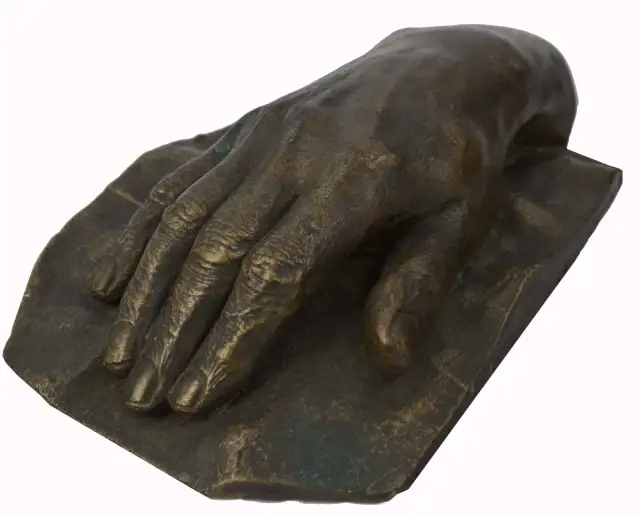 Rzeźba dłoń: Odkryj znaczenie i różnorodność sztuki ręki