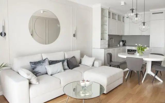 Lustro w salonie: 7 miejsc, trendy i błędy. Jak powiesić idealnie?