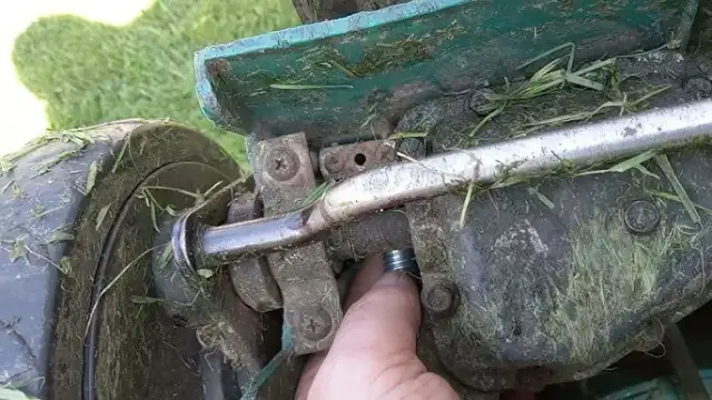 Wymiana sprężyny napędu kosiarki: Poradnik krok po kroku