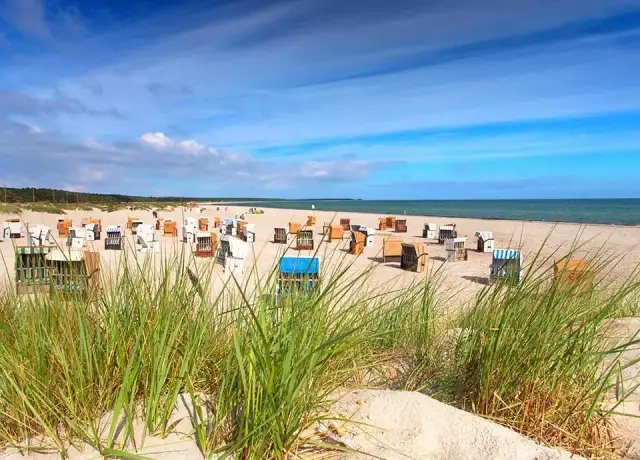 Gdzie szukać noclegów nad morzem? Odkryj najtańsze opcje i triki