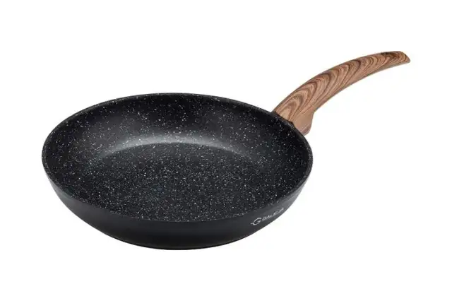 Jak używać patelni ze stali nierdzewnej, by uniknąć przywierania?