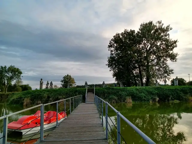 Łochów atrakcje, które zaskoczą całą rodzinę i umilą czas