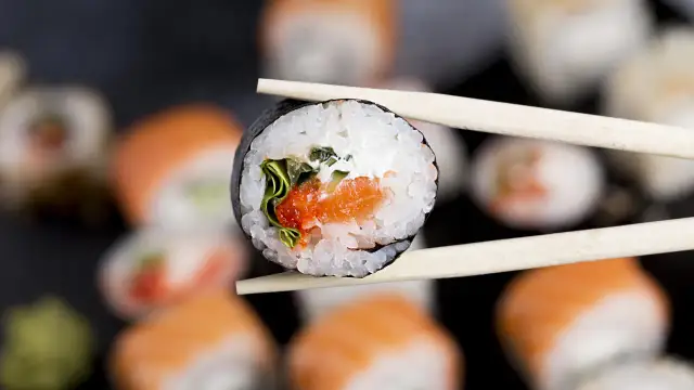 Ile kcal ma sushi z biedronki? Zaskakujące wartości odżywcze!