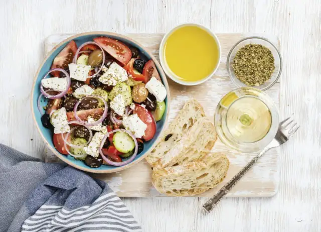 Prosty przepis na zielony sos do sałatki greckiej. Pyszny i błyskawiczny!