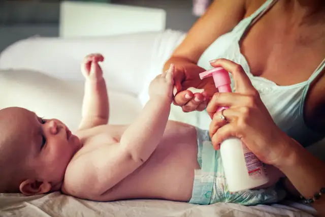 Dlaczego dziecku schodzi skóra z dłoni? Przyczyny i co robić