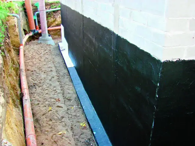 Czym izolować fundamenty, aby uniknąć kosztownych problemów?