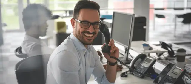 Technik spedytor – jakie obowiązki i umiejętności są kluczowe?