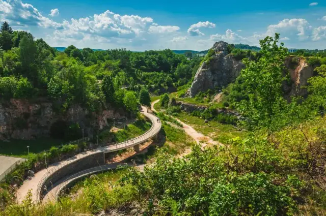 Gdzie są góry świętokrzyskie? Odkryj ich lokalizację i atrakcje
